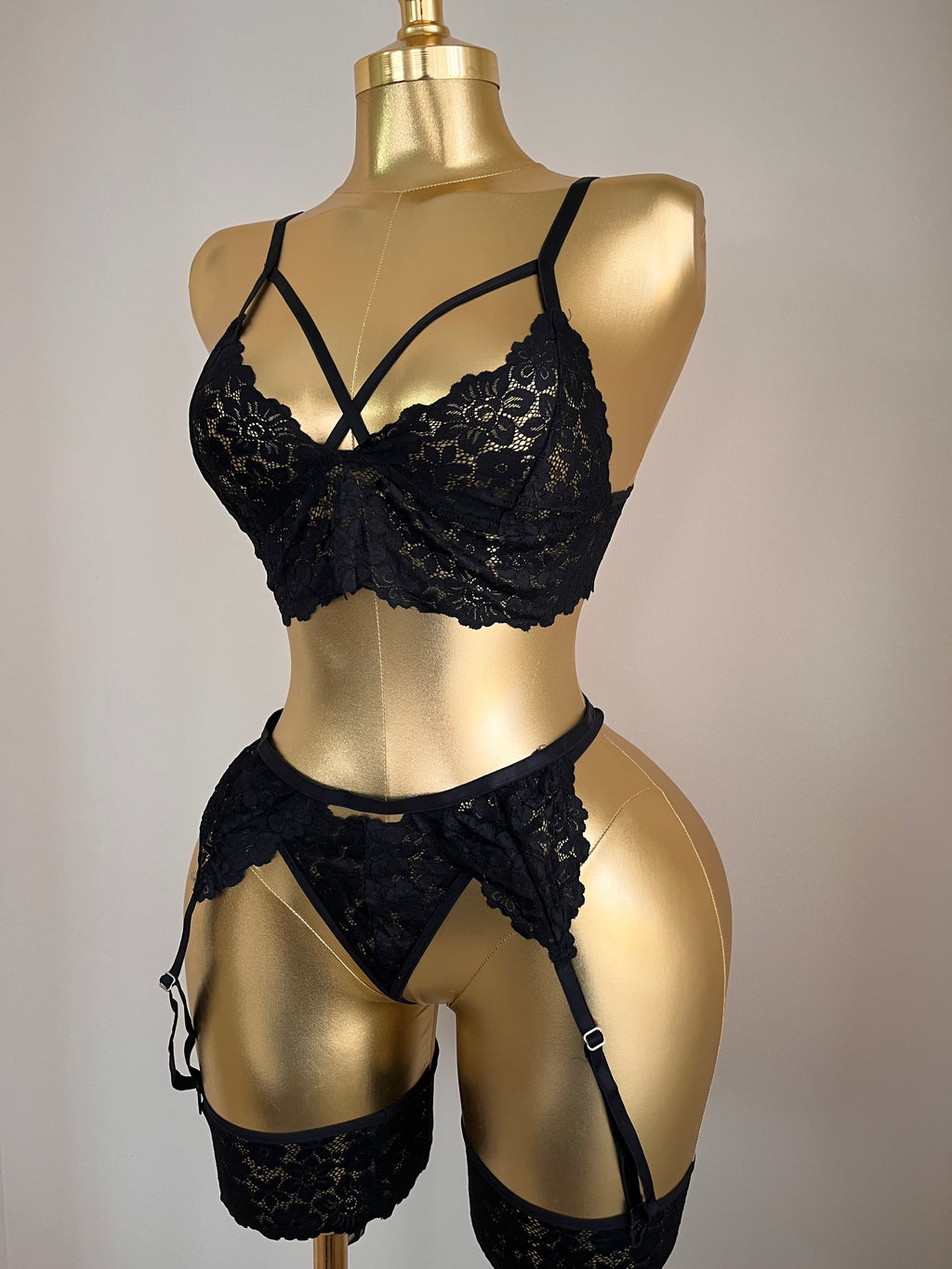 Cross-Line Serisi: Nakışlı Siyah Jartiyer ve Bralet Seti 💋 12008