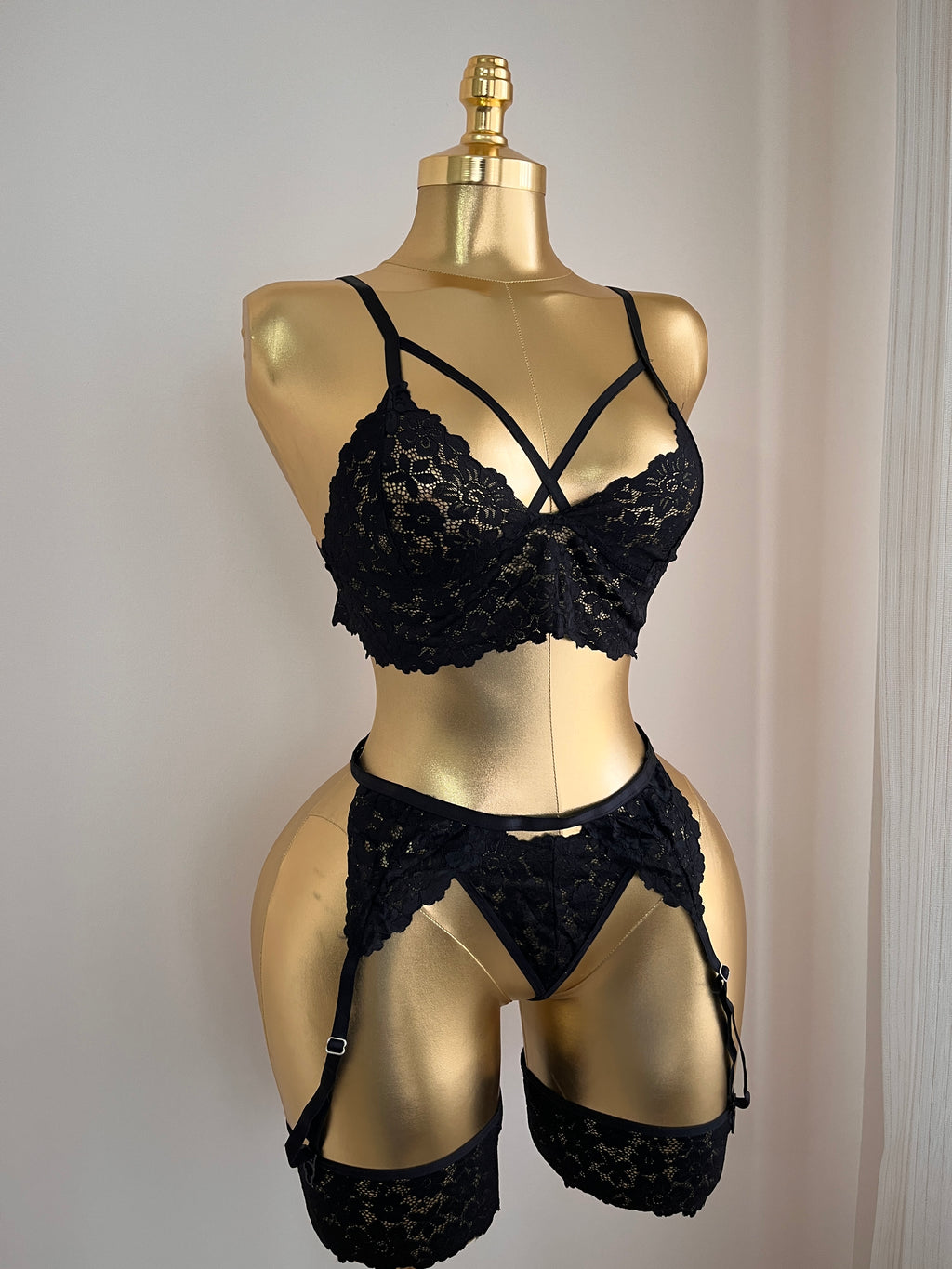 Cross-Line Serisi: Nakışlı Siyah Jartiyer ve Bralet Seti 💋 12008