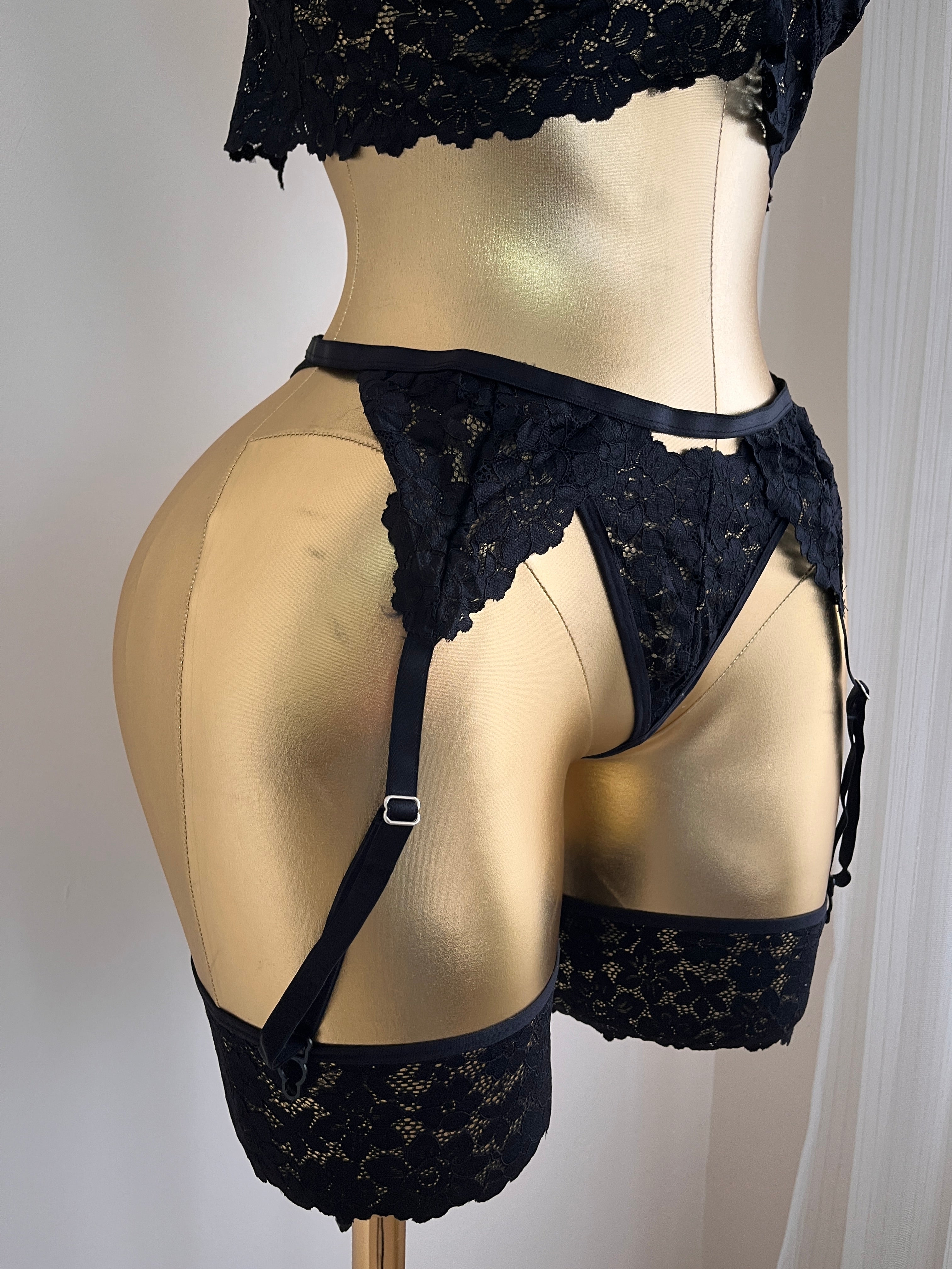 Cross-Line Serisi: Nakışlı Siyah Jartiyer ve Bralet Seti 💋 12008