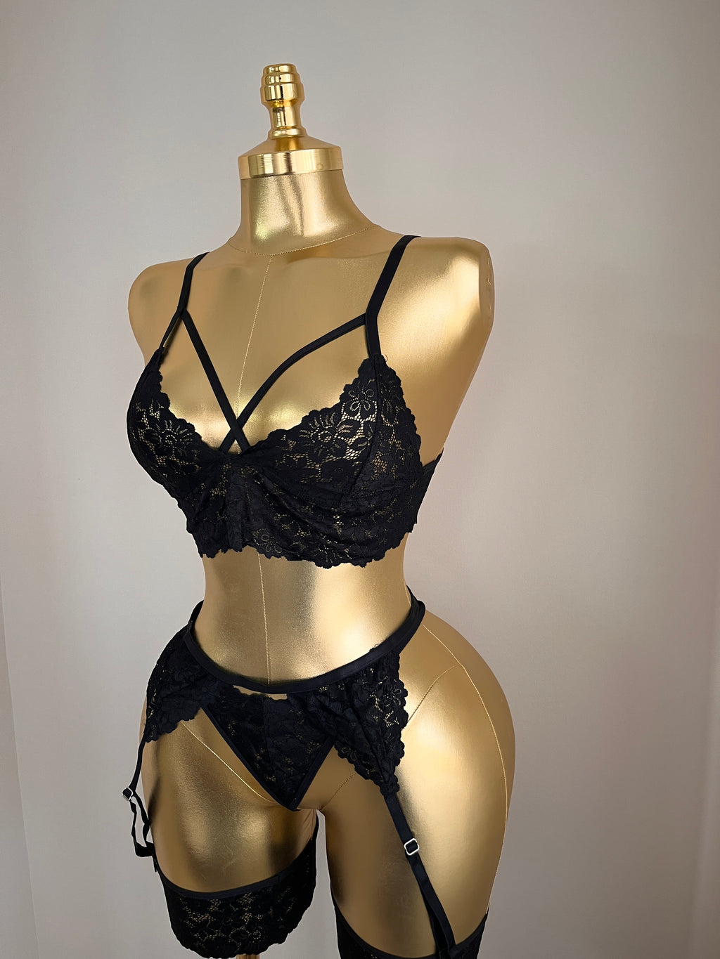 Cross-Line Serisi: Nakışlı Siyah Jartiyer ve Bralet Seti 💋 12008