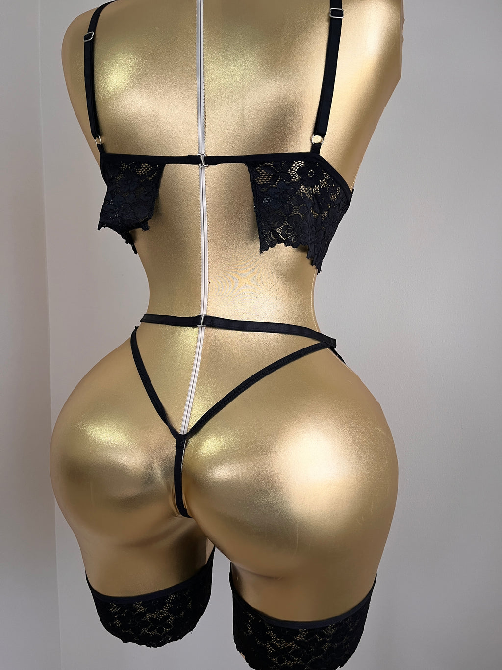 Cross-Line Serisi: Nakışlı Siyah Jartiyer ve Bralet Seti 💋 12008